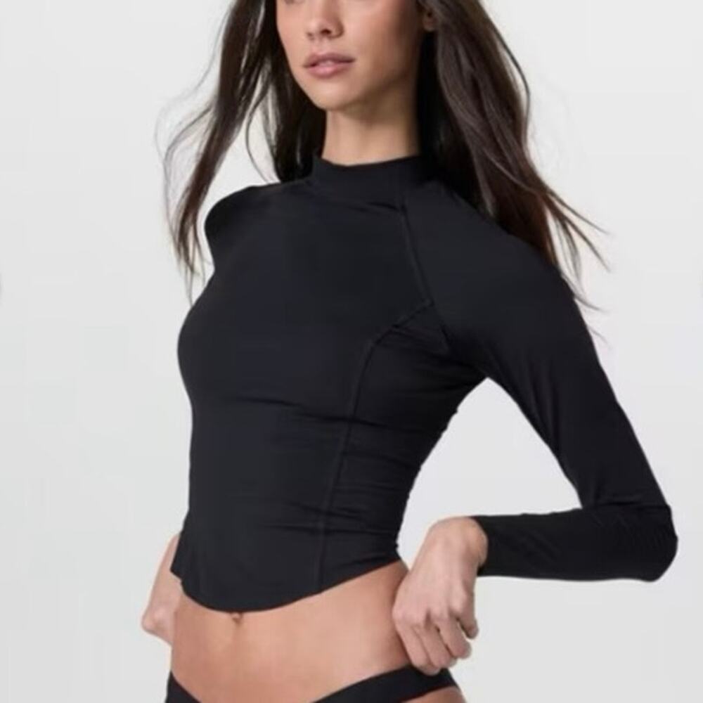 NWOT Women’s Vuori Crush Long-Sleeve
Rashguard in Black SZ L